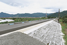 篠ノ井塩崎の堤防強化工事完成